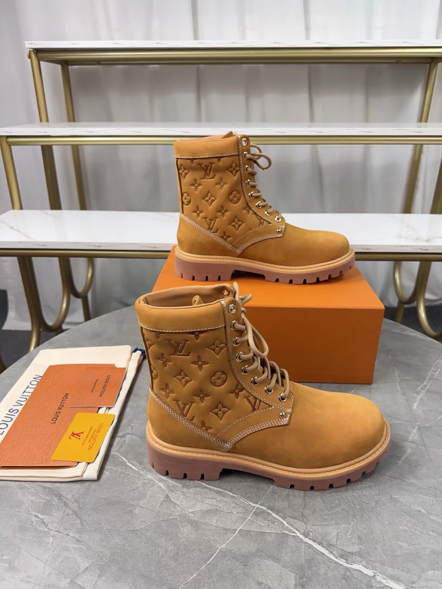 p720🐮🐮2025 top version: couple style LV presbyopia, embossed rhubarb boots, ankle boots, embossed waterproof nubuck cowhide boots, relying on the brand's exquisite craftsmanship to carefully reshape the classic T 6-inch boot shape in Italy to create an American-style autumn and winter men's and women's wear show. The original laces and outsole are exquisitely detailed, and the leather label expresses the cooperation logo. Exquisite packaging at the delivery counter🛍📦 ▪️Fabrics: Original customized imported first-layer cowhide ▪️Inner lining: Original customized leather lining/mesh lining ▪️Outsole: Original molded anti-slip rubber material ▪️Sole thickness: 3.5CM ▪️Size: 35-40 for women and 39-46 for men
